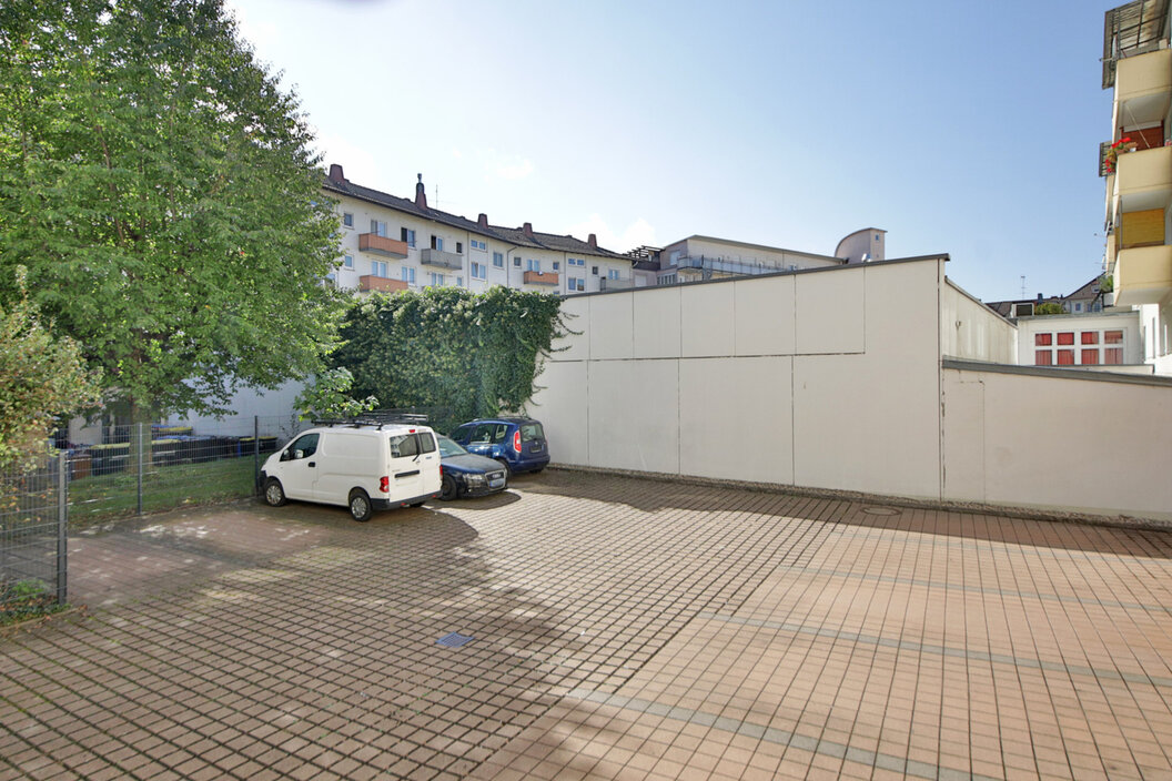 Hof mit Stellplätzen