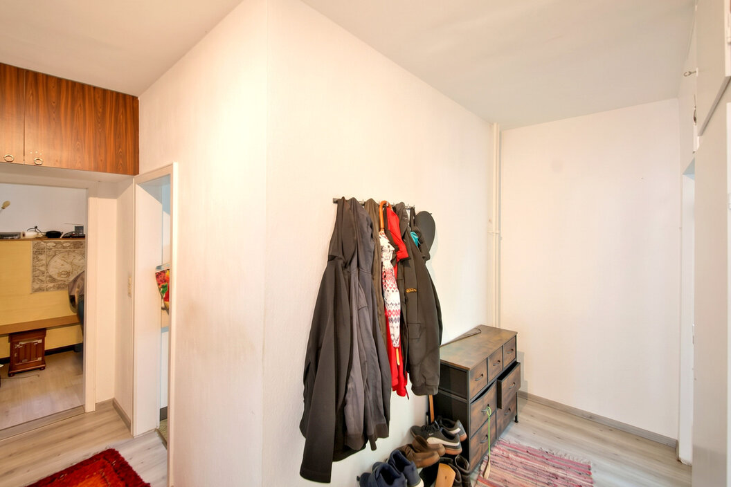 Flur mit Blick zum Kinderzimmer und Küche