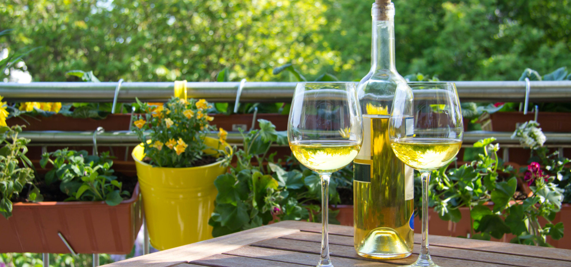 Weingläser auf Terrasse