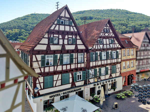 Ein Stück Bad Uracher Geschichte – Hotel Garni mit Gastronomie und Entwickl...