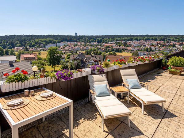 Über den Dächern von Schömberg: 2 großzügige Zimmer mit Dachterrasse, Aufzu...