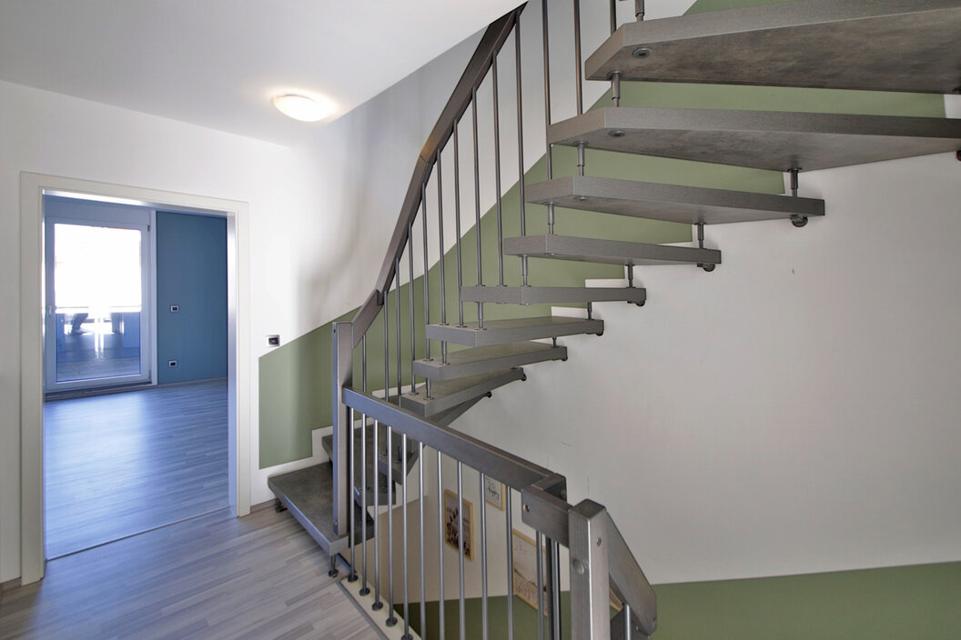 OG Flur und Treppe