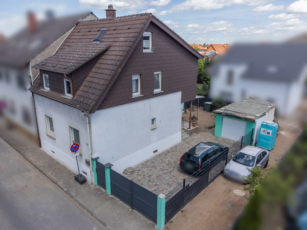 Ältere Doppelhaushälfte für die Familie mit Terrasse, großem Hof, Garage un...