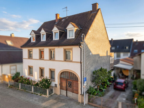 Mehrfamilienhaus mit Potenzial in Neureut – Sanierungsobjekt für Kapitalanl...