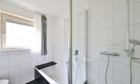 2. Badezimmer mit Dusche & Wanne