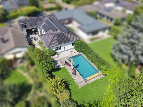 Hochwertig kernsaniert - modernes Wohnhaus mit Pool und Privatsphäre