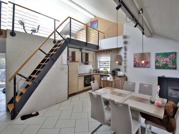 Maisonette-Flair mit grüner Aussicht: Helle 3-Zimmer-DG-Wohnung mit Terrass...