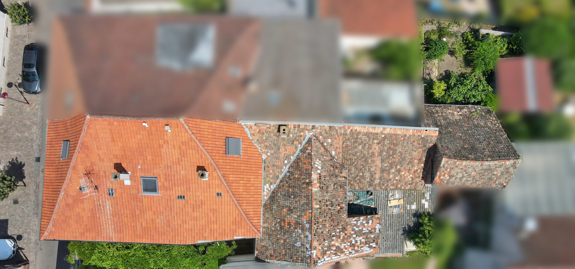 Drohnenansicht Haupthaus und Scheune
