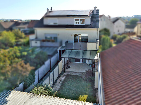 Moderner Wohnkomfort auf drei Ebenen: Doppelhaushälfte mit Terrasse, Garten...