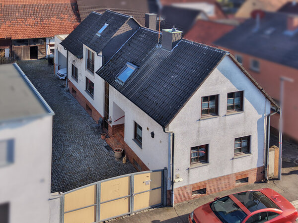 Potenzial & Charme: Einfamilienhaus mit großem Scheunenareal und Garten...