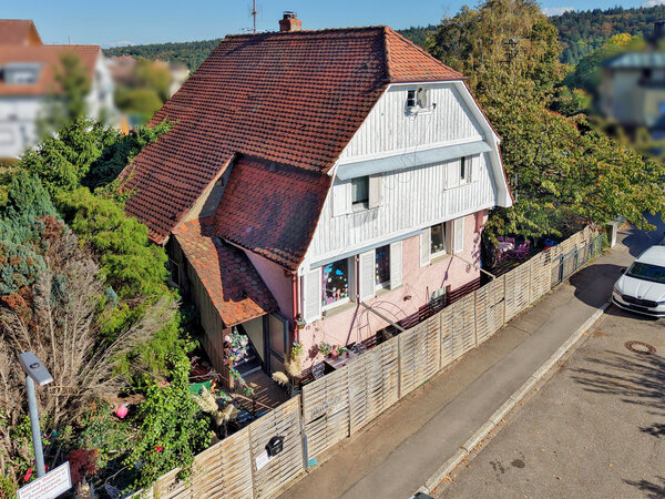 Langjährig vermietet & zentral: Zweifamilienhaus mit Sanierungsbedarf i...