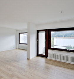 Wohnzimmer mit Balkon