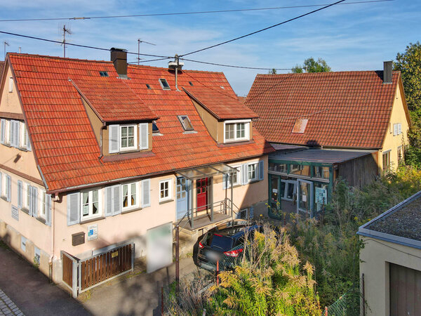 Exklusives Grundstück im Herzen von Plieningen! Bebaut mit einem Doppelhaus...