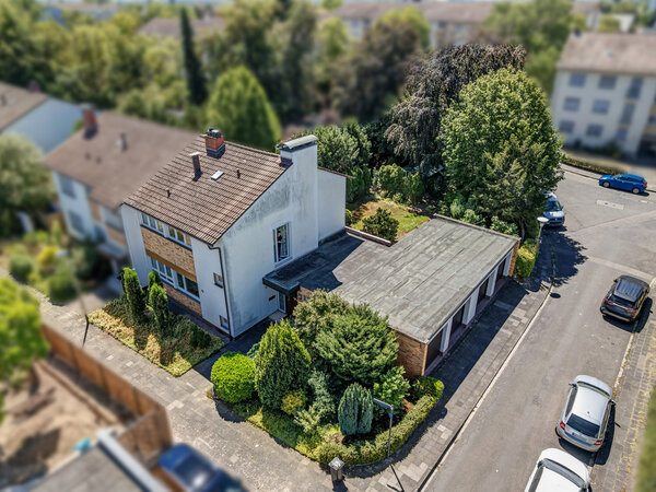 Familienhaus in Gartenstadt mit Wintergarten, Sauna und 2 Garagen