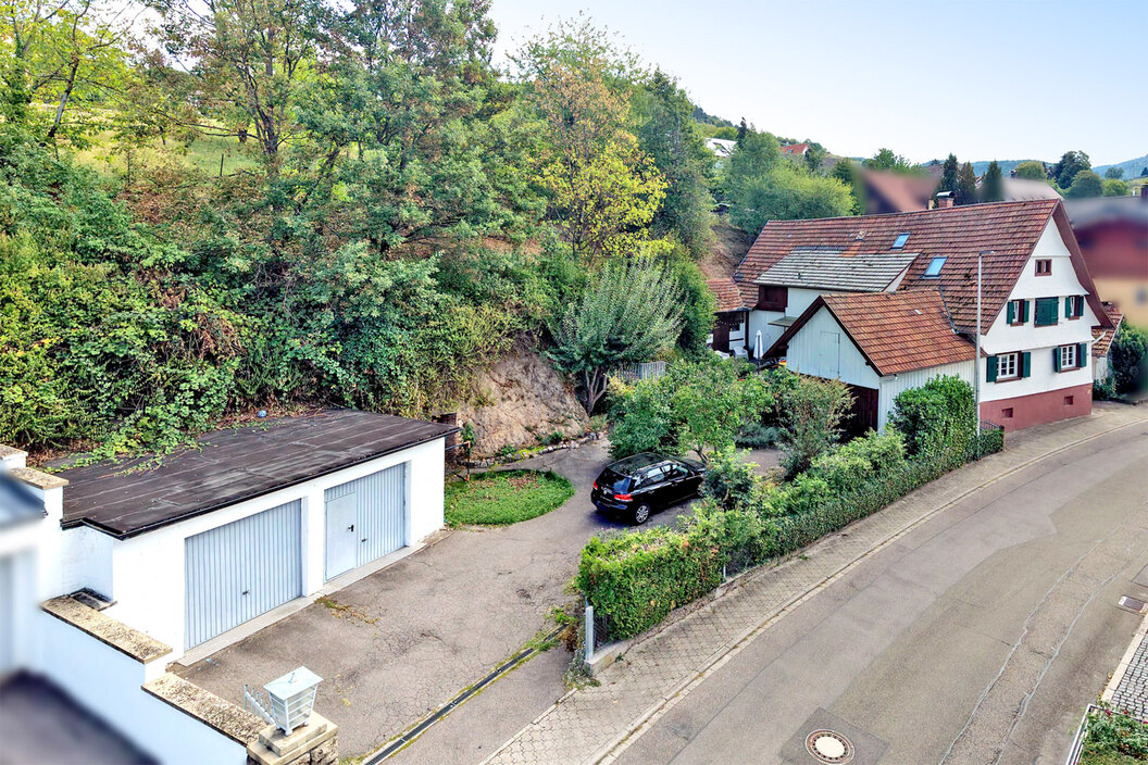Zufahrt und Gartenseite