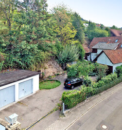 Zufahrt und Gartenseite