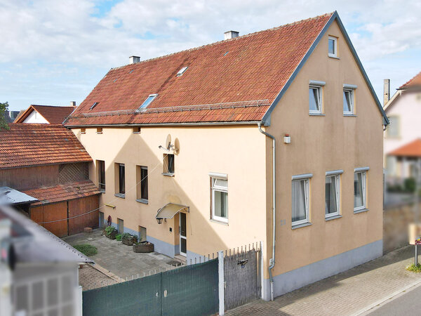 Großzügiges Familiendomizil mit Ausbaupotenzial im Herzen Kronaus